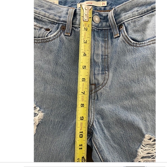 ~ SOLD ~ LN LEVI's Wedgie Light Wash Destructed Raw Hem Denim Jeans 25W, 26L - Picture 6 of 7